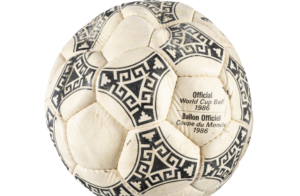 Balón de Maradona se vende por millones