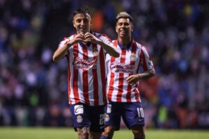 ¡El ‘Piojo’ al rescate! Un golazo de Alvarado salva a unas Chivas grises de la tragedia en Puebla