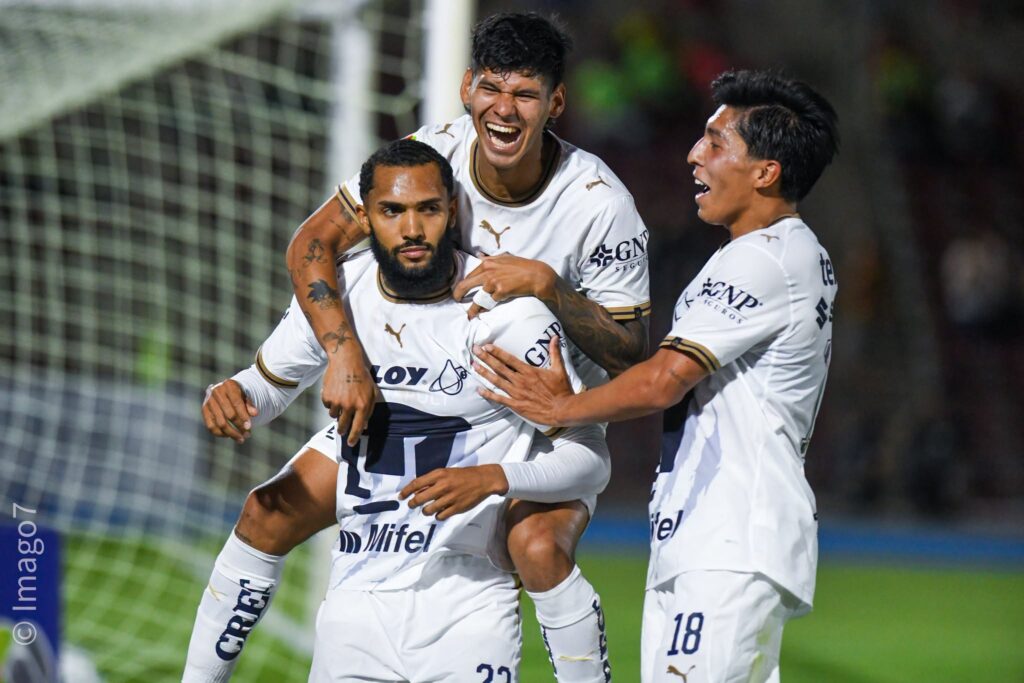 ¡Masacre auriazul en la frontera! Pumas humilla a Juárez con un Juninho intratable; Xolos perdona pero sigue líder