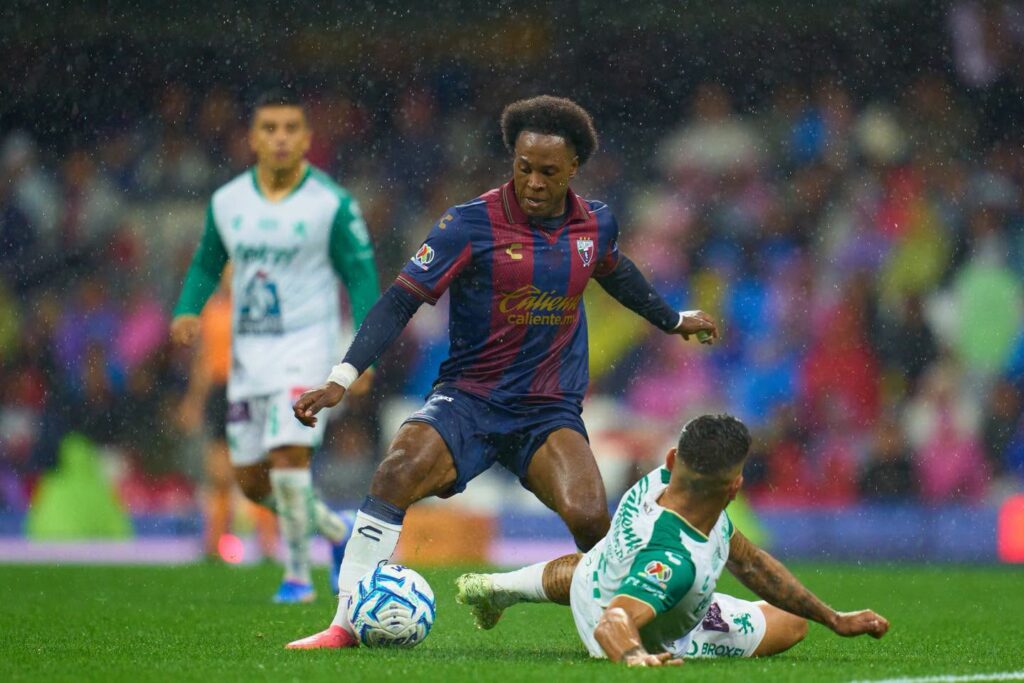 Atlante y León empatan bajo la lluvia en un partido que terminó con drama