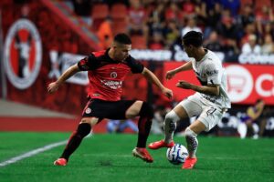 Gilberto Mora firma doblete de penales y Tijuana vence a Pumas