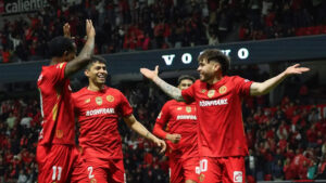 Toluca da la sorpresa y vence a Querétaro con un hombre menos