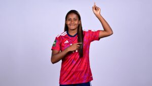 ¡Costa Rica se hundió, pero su joya descalza brilló en Polonia!