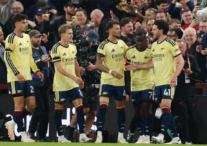 Arsenal mantiene paso perfecto y toma el liderato de la Premier League