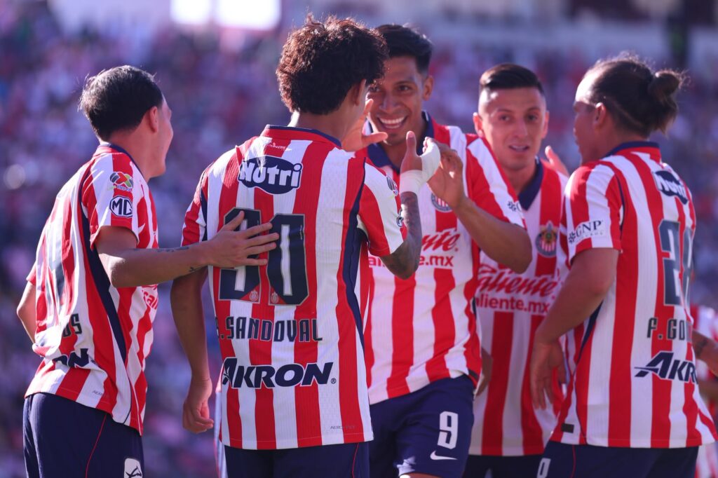 Chivas vence al Atlético San Luis y se mantiene en la pelea
