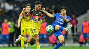 Cruz Azul vence al América en un Clásico Joven de locura y le quita el invicto