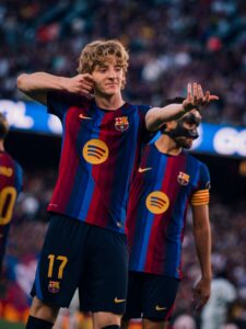Sábado perfecto para los gigantes: Barça golea y el Madrid sufre pero gana