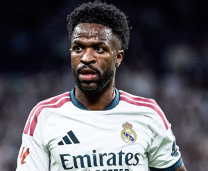 Vinícius pierde apelación y mantiene 4 partidos fuera