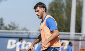 La burbuja se pone a prueba en Sevilla: Santi Giménez busca su redención ante el Betis